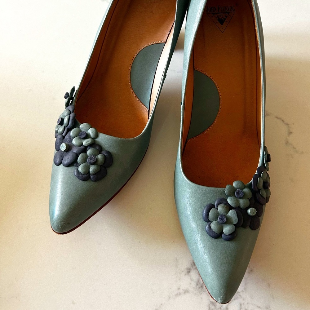 Fluevog Woman's Shoe; all leather inc. flowers; size 9.5